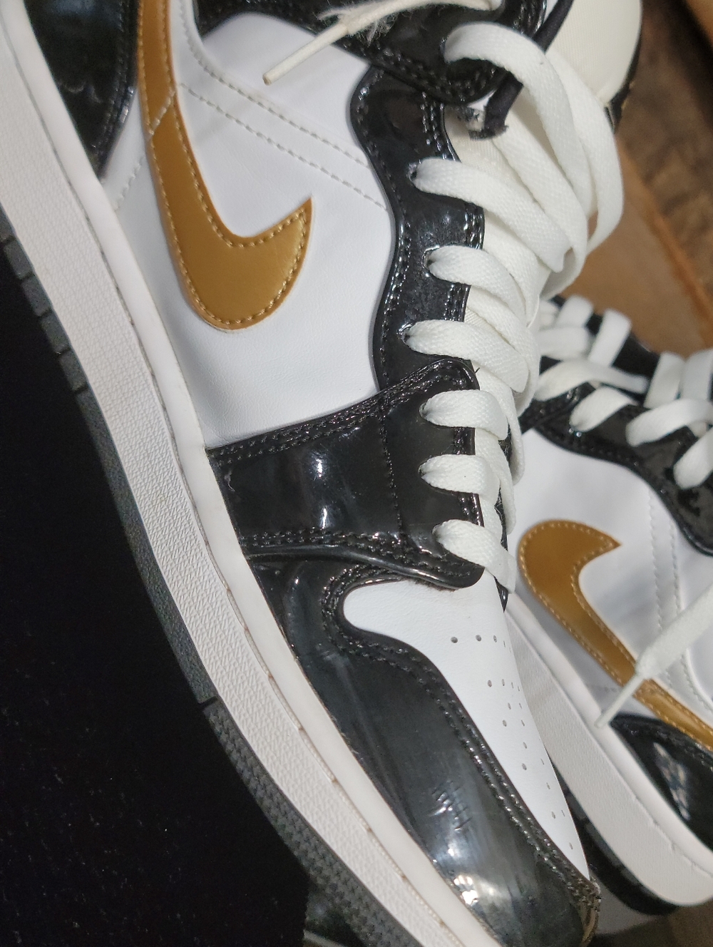 Nike Air Jordan 1 Mid SE "Patent Black White Gold" Mens 9 Ships Today - Picture 15 of 16